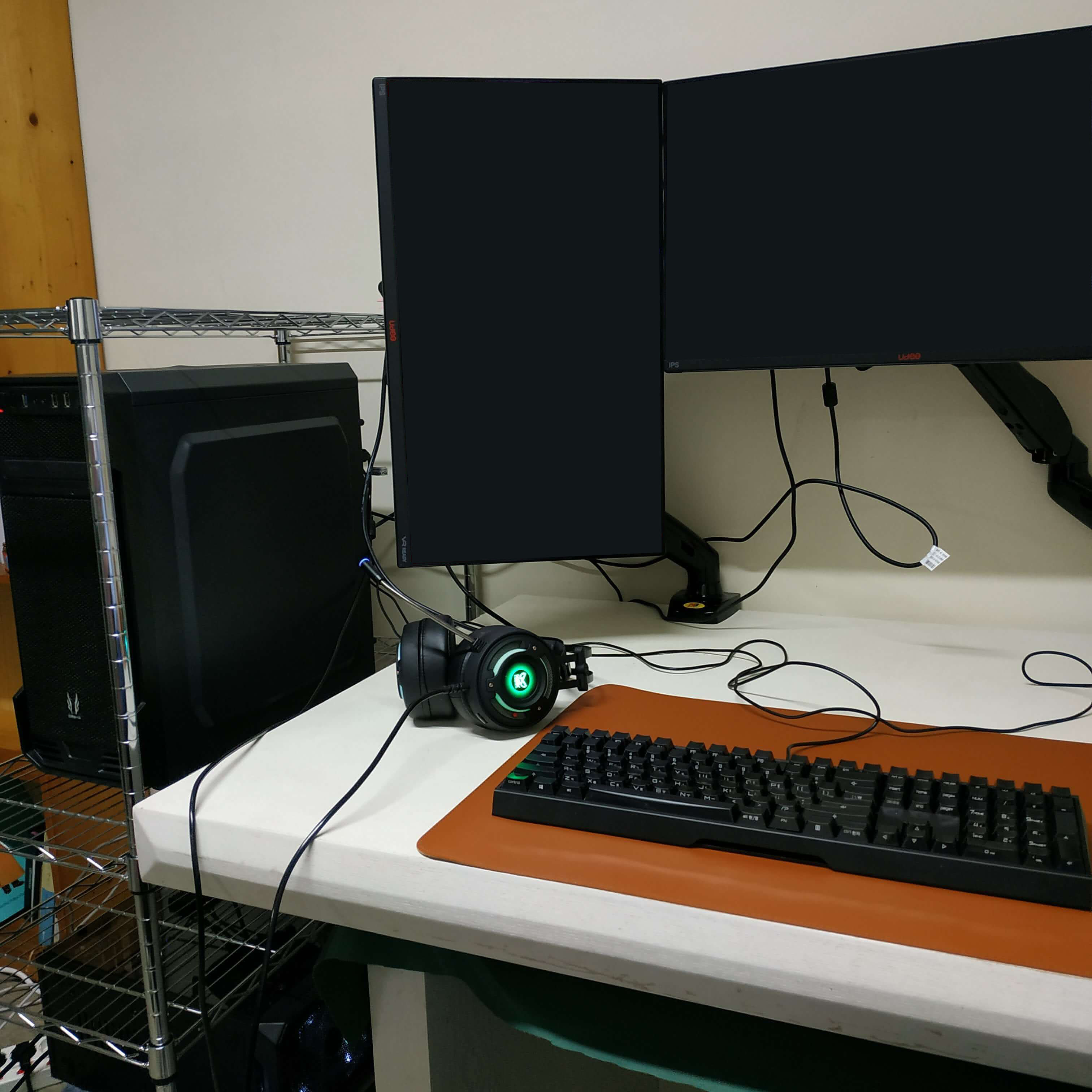 새 책상, 여전한 세팅